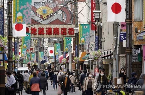 (도쿄 EPA=연합뉴스) 일본에서 신종 코로나바이러스 감염증(코로나19) 확진자가 다시 빠른 속도로 늘고 있는 가운데 9일 도쿄도(東京都)의 상점 밀집 지역이 행인으로 붐비고 있다. 2021.4.9