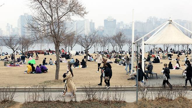 지난달 14일 오후 서울 영등포구 여의도 한강공원이 봄을 즐기려는 시민들로 북적이고 있다.(사진=연합뉴스)