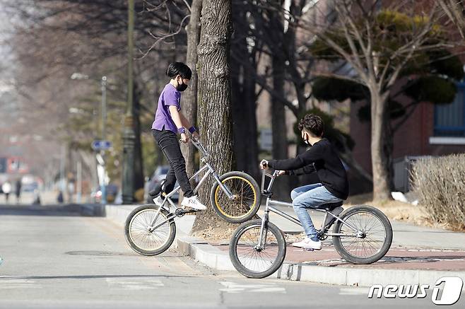 광주 북구 전남대학교에서 반팔을 입은 어린이들이 자전거를 타며 포근한 날을 즐기고 있다.© News1 DB