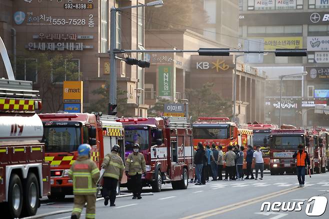 10일 오후 경기 남양주시 다산동의 한 주상복합건물에서 불이나 소방당국이 진화작업에 나서고 있다. 소방당국은 불이 난 직후 대응 1단계를 발령했다가 13분 만에 대응 2단계를 발령해 진화에 나서고 있다. 2021.4.10/뉴스1 © News1 이승배 기자