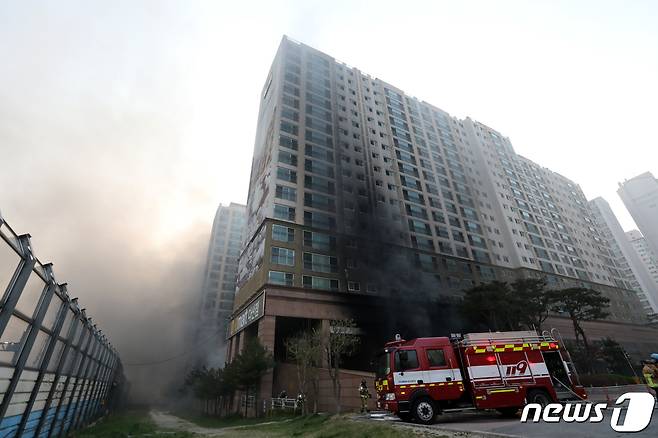 10일 오후 경기 남양주 다산동 한 주상복합건물에서 불이나 연기가 치솟고 있다. 2021.4.10/뉴스1 © News1 이승배 기자