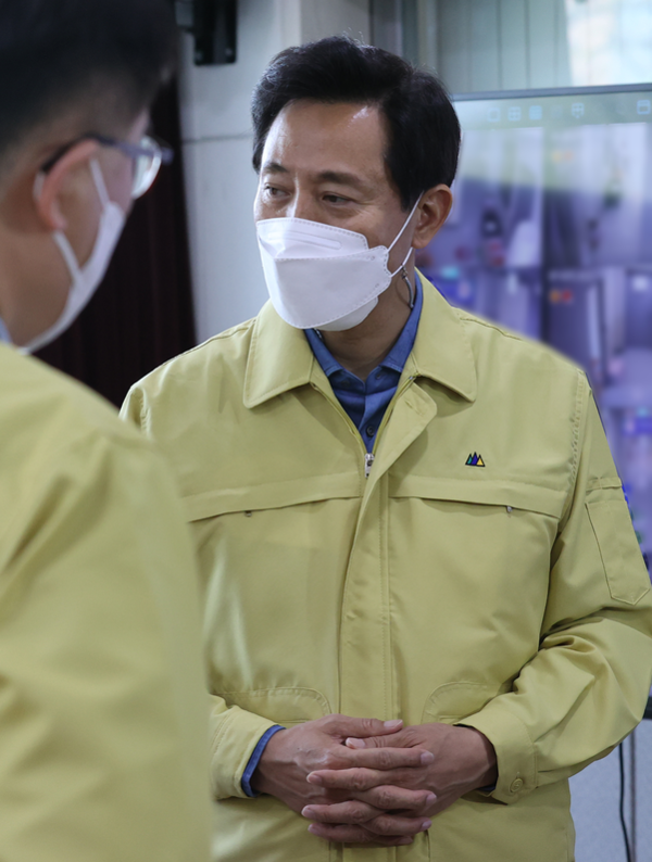 오세훈 서울시장이 10일 오전 서울시가 운영하는 무증상·경증 코로나19 환자 격리치료 장소인 서울 중구 서울유스호스텔 생활치료센터를 찾아 현황 보고를 받고 있다./연합뉴스