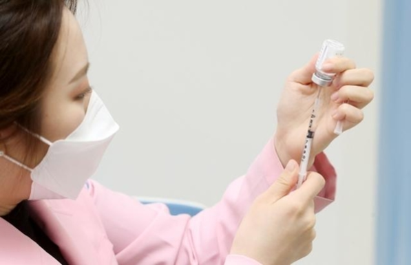 지난 2일 서울 마포구 보건소에서 한 의료진이 코로나19 백신을 주사기에 담고 있다. /연합뉴스
