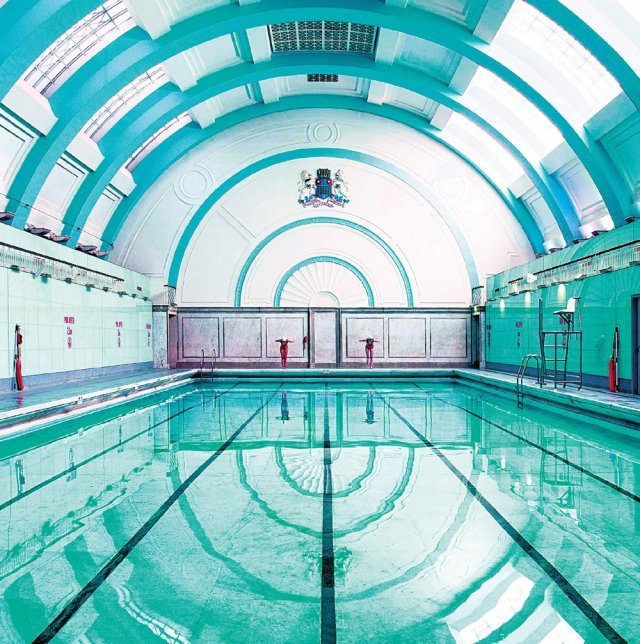 1846년 세워진 영국 런던의 ‘마셜 스트리트배스’ 수영장은 런던 지하철 ‘튜브’를 닮았다. ⓒSoo Burnell