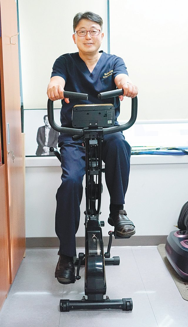 이광웅 교수가 체력을 강화하기 위해 연구실에서 실내용 자전거를 타고 있다. 서울대병원 제공