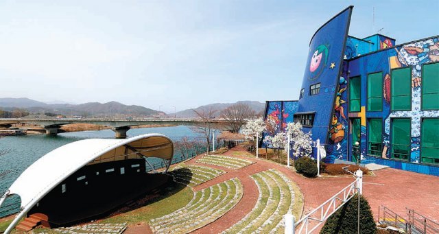 춘천인형극장 뒤편 야외극장에서 바라본 북한강변은 수려한 경치를 자랑한다.