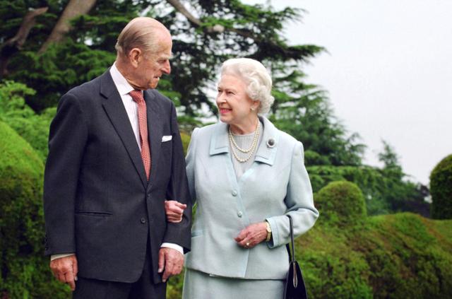 9일 별세한 필립공이 2007년 초 엘리자베스 2세 영국 여왕과 함께 영국 햄프셔주(州)의 별장을 거닐고 있다. 햄프셔=AFP 연합뉴스