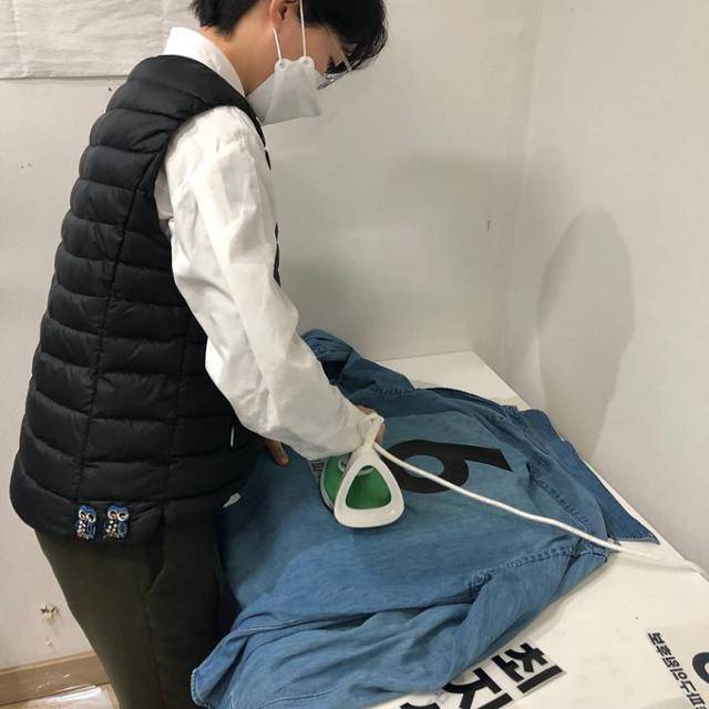 최지선 후보가 지난달 24일 서울 송파구의 선거사무실에서 선거복에 스티커를 붙이고 있다. 다리미로 열을 가해 스티커를 붙인 뒤 선거가 끝나면 떼어내고 일상복으로 입을 계획이다. 선거사무원과 자원봉사자는 약 10명 정도지만 붙이는 데 꽤 시간이 걸렸다. 최 전 후보 캠프 제공