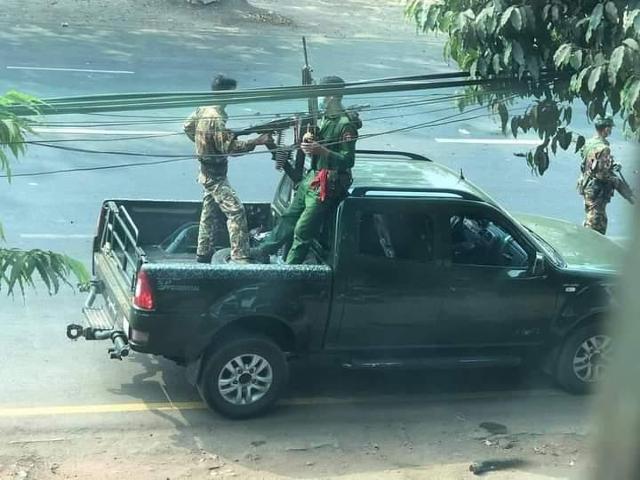 기관총이 장착된 차량에 탄 미얀마 군인들. 지난달 27일 미얀마 몬주 캬익토 지역에서 목격된 장면이다. 현지 매체 '미얀마 나우' 사진 캡처. 연합뉴스