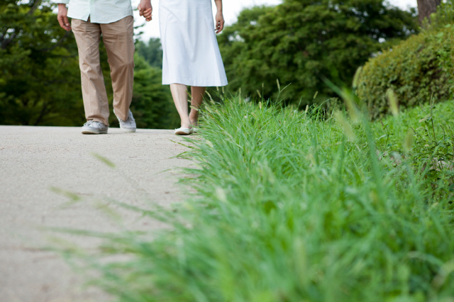 불면증을 앓고 있는 사람은 증상 완화를 위해 '아침 산책'을 하는 게 도움이 된다./사진=클립아트코리아