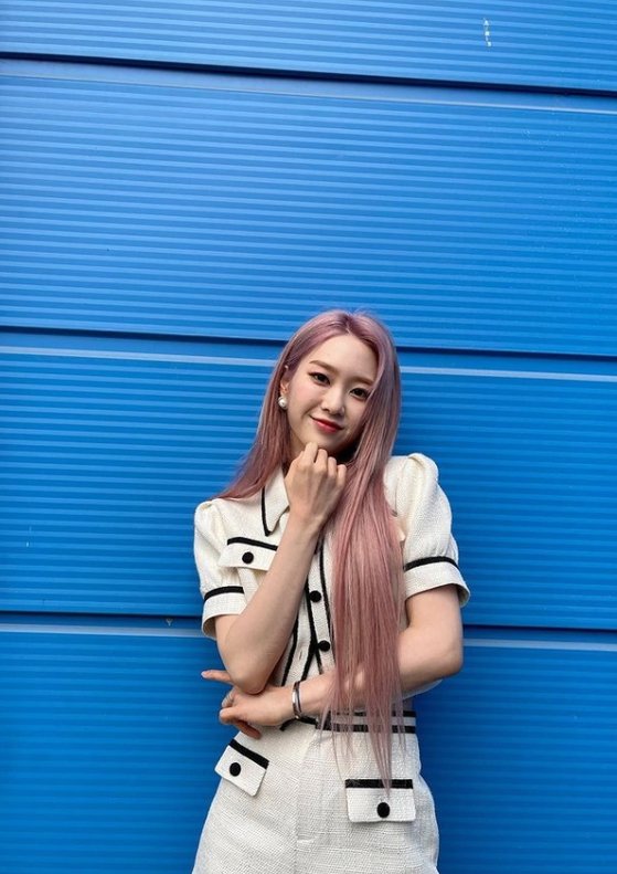 Group OH MY GIRL JiHo encouraged watching Amazing Saturday.JiHo posted several photos on his SNS on the 10th with the Amazing Saturday hashtag.The photo shows JiHo, styled with pink hair and button two-pieces, with a refreshing smile and lovely visuals catching the eye.The fans who saw the photos responded Ill look forward to it today, There is no fairy, and Pink hair looks so good.Meanwhile, JiHo will appear on tvN Amazing Saturday - Doremi Market with member Choi Hyo-jung; it airs today (10th) at 7:40 p.m.