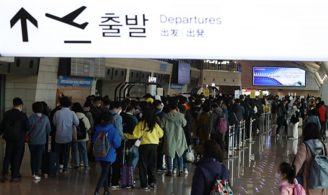 봄철 제주도 여행객이 증가하고 있는 9일 오전 서울 강서구 김포공항 국내선 출발장이 승객들로 붐비고 있다. 뉴시스