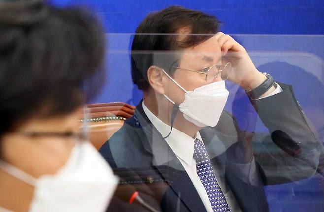 도종환 더불어민주당 비상대책위원장이 지난 9일 서울 여의도 국회에서 열린 2030 의원들과의 간담회에서 2030 의원들의 발언을 듣고 있다. 이상섭 기자