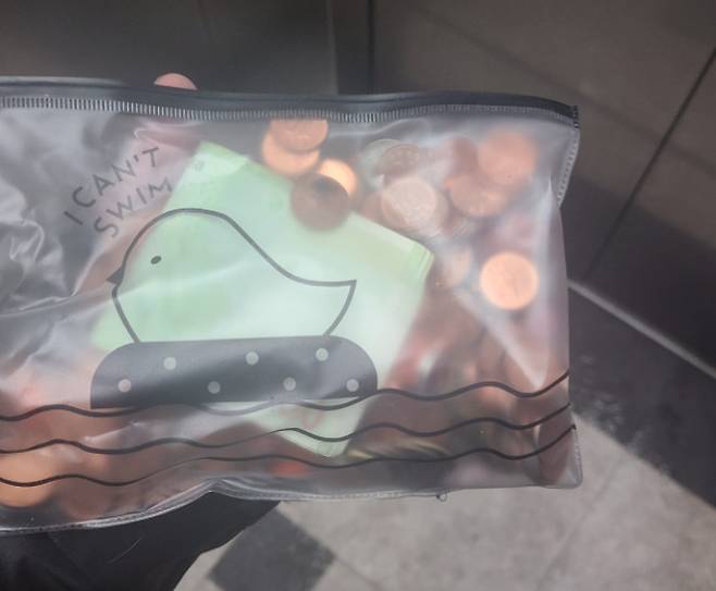 최근 한 온라인 커뮤니티에서는 ‘최고의 갑질’이라는 이름으로 게재된 글이 화제다. 글쓴이는 지퍼백에 만원짜리 지폐 몇 장과 10원, 50원짜리 동전 수백개가 들어있는 지퍼백의 사진을 공유하며 “100원 테러는 들어봤는데 (10원짜리 테러는 처음 봤다)”고 했다. [온라인 커뮤니티 갈무리]