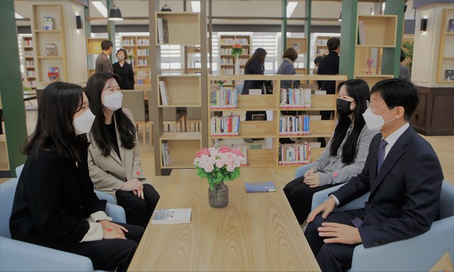 책다락방에서 박승호 총장(오른쪽)이 학생들과 이야기를 나누고 있다.   *재판매 및 DB 금지