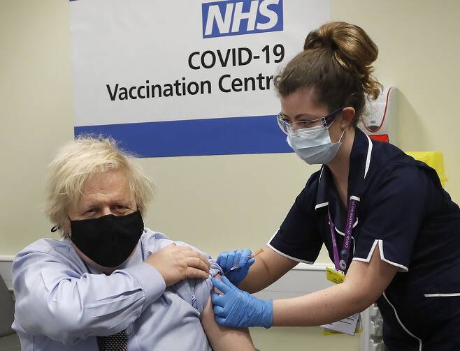 19일(현지시간) 보리스 존슨 영국 총리가 런던의 성 토마스 병원에 마련된 접종센터에서 아스트라제네카의 코로나19 백신을 접종받고 있다. 2021.3.19 AP 연합뉴스