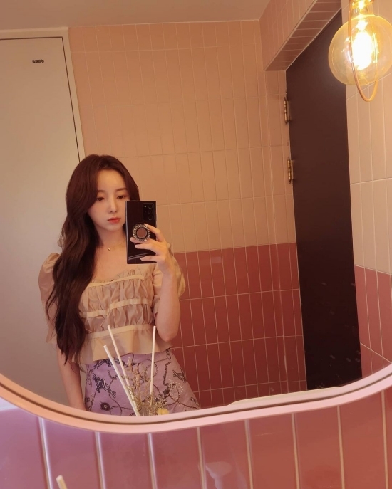 Lovelyz Kei (Kei)s beauty draws attention.On Thursday, Lovelyz Kei (Kei) posted a number of photos on her Instagram account.Kei in the photo is taking a selfie.His extraordinary beauty caught the attention of the official fan club Lovelynus.On the other hand, Lovelyz Kei will take the role of Hannah Jeter in the musical Song of the Sun which will be held at BBCH Hall in Gwanglim Art Center from May 1.The Sun Song is a romance musical that tells the moment a girl, Hannah Jeter, who sings under the moonlight of the night, meets Haram, a dazzling boy like the midday sun, and sings the song of the suns brightest day of her life.Kei played the role of Hannah Jeter, a girl who shines like a star of the night.The fresh charm of Hannah Jeter, which is equipped with fresh visuals and amazing singing skills, will be expressed with Keis delicate acting power, which is expected to be a hot reaction from musical fans.Musical Song of the Sun, which Lovelyz Kei will play as Hannah Jeter, will be held at BBCH Hall at Gwanglim Art Center from May 1.