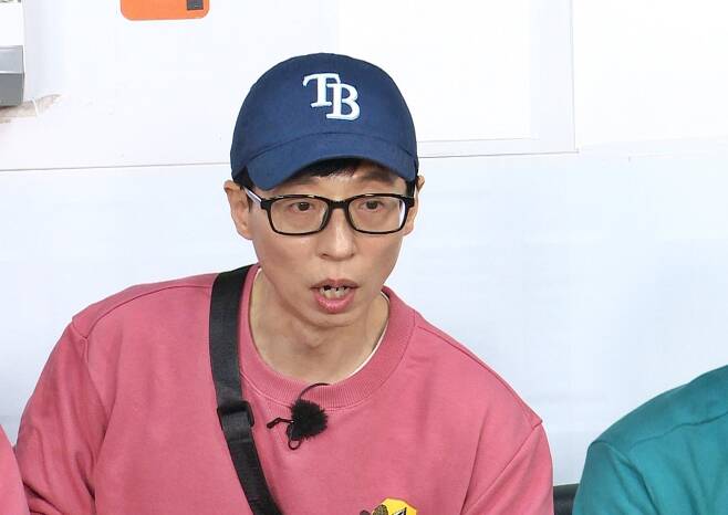 On SBS Running Man, which will be broadcast on the 11th, the story of Yoo Jae-Suk and Haha urgently recalling their sons will be revealed.The recent Running Man recording conducted a mission to meet various unit symbols used in life.When Haha was not confident, the members began to tease, Can not do this! Haha, who lost his confidence, eventually told his son who was watching Nippon TV on the day of the broadcast, Hardream!Turn off the Nippon TV! Do your homework! Keep your diary! and shouted, making the scene laugh.The members who saw this said, What time is it now, but I already write a diary! And I could not bear the laughter, and in a series of wrong answers, I was enthusiastic about Haha, saying, Dream will be a real Nippon TV.Then, Yoo Jae-Suk, the official brain of Running Man and the representative of quiz, challenged, but unlike usual activities, he made a wrong answer parade and bought the same team members cause.Even the kick Yang Se-chan was wrong about the problem, and Yoo Jae-Suk himself could not hide his embarrassment.Haha, who watched this, recalled Yoo Jae-Suks son this time and helped him to JiHo, Nippon TV! But Yoo Jae-Suk said, No!Father, I work so hard! He showed a shameless appearance and made the scene laugh.The winner of the two Father Yoo Jae-Suk and Hahas struggle knowledge battles, which even the children have recalled, can be seen at Running Man, which is broadcasted at 5 pm on Sunday, 11th.Photo: SBS