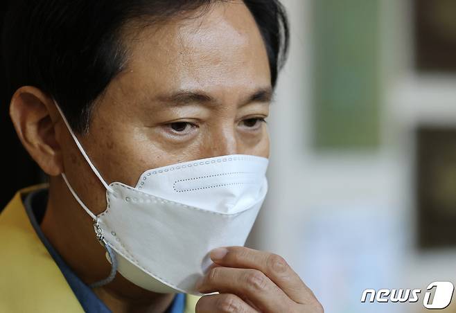 오세훈 서울시장이 10일 서울 중구 서울유스호스텔 생활치료센터를 찾아 현황 보고를 받고 있다. /뉴스1 © News1 송원영 기자