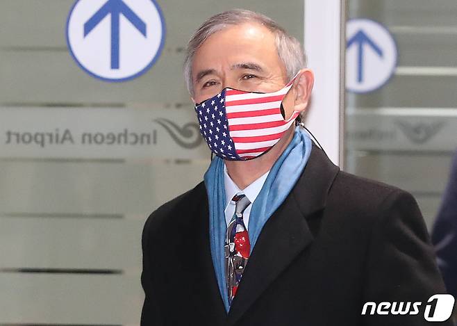 해리 해리스 전 주한 미국대사가 미국으로 출국을 위해 지난 1월 21일 인천 중구 인천국제공항 2터미널로 들어서고 있다. 2018년 7월 부임한 해리스 대사는 조 바이든 미국 대통령 취임을 앞두고 퇴임했다. 새 미국 대사 부임 전까지는 로버트 랩슨 부대사가 대사 대리를 맡게 된다. 2021.1.21/뉴스1 © News1 송원영 기자