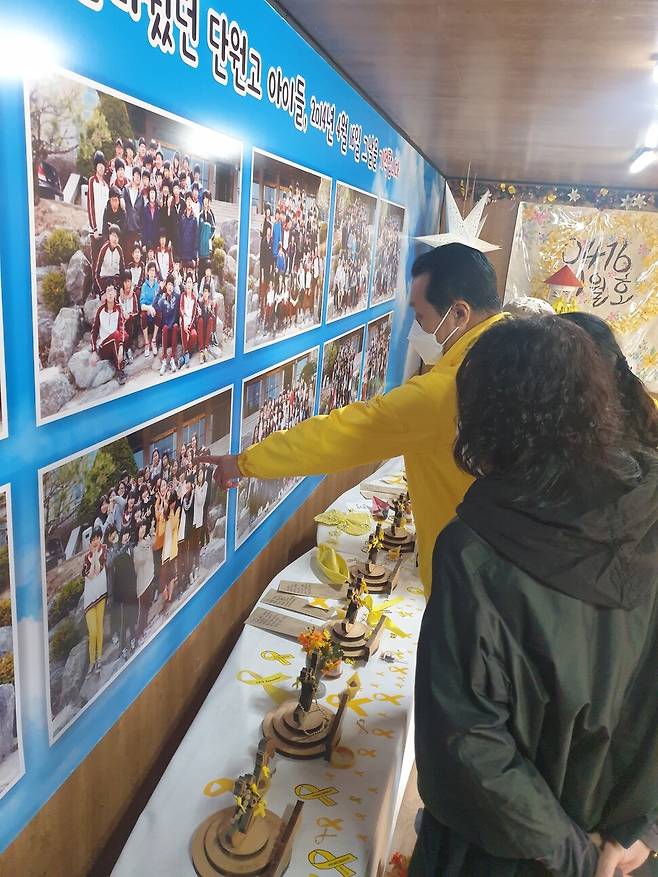 11일 전남 진도군 팽목항 세월호 기억관을 방문한 단원고 희생자 부모들이 졸업사진 속 자녀 모습을 바라보고 있다.