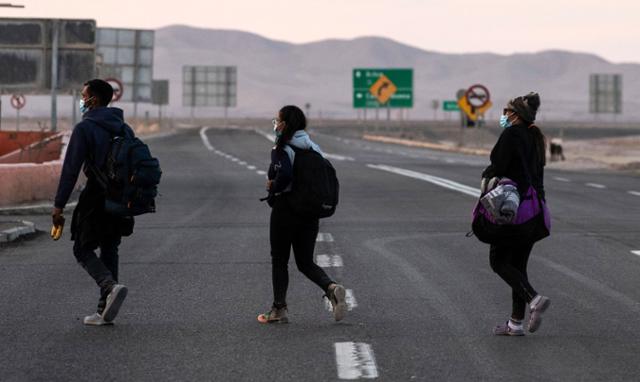 지난 2월 볼리비아를 거쳐 칠레 이키케로 밀입국하고 있는 베네수엘라 주민들. AFP 연합뉴스
