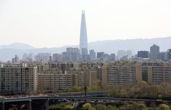 지난 9일 서울 용산구 유엔빌리지 인근에서 바라본 압구정동 현대아파트 일대의 모습. 연합뉴스