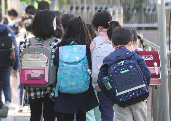 수도권의 거리두기 2단계가 현행 유지된 9일 서울의 한 초등학교에서 학생들이 등교를 하고 있다. 뉴스1