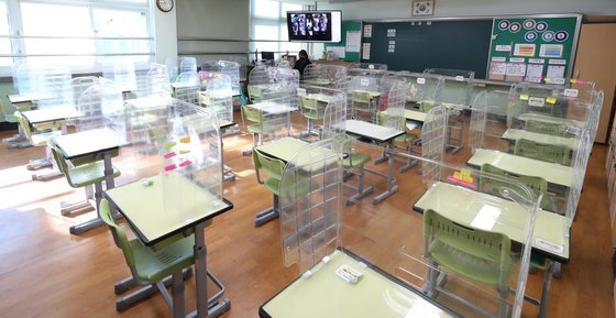 지난해 12월 15일 오전 인천의 한 초등학교에서 교사가 원격 수업준비를 하고 있다. 뉴스1