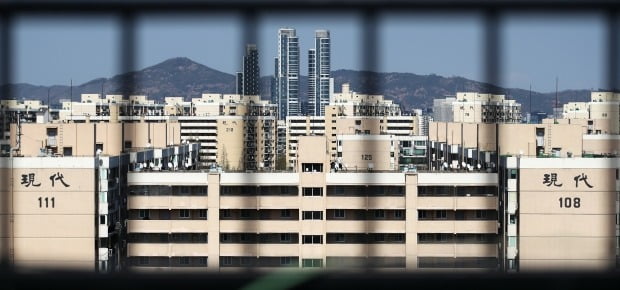 재건축을 추진하고 있는 서울 강남구 압구정동의 한 아파트 단지. /뉴스1