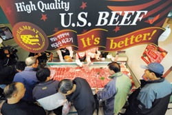 지난 2008년 미국산 수입쇠고기 할인마트 판매가 시작된 후 고객들이 오픈과 동시에 정육코너에서 소고기를 고르고 있다. 한경DB.