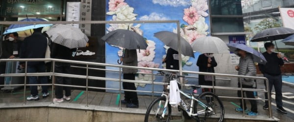 4·7 재·보궐선거 사전투표 둘째날인 지난 3일 서울 마포구 아현동 주민센터에 마련된 사전투표소에서 우산을 쓴 시민들이 투표를 하기 위해 기다리고 있다.  /사진=뉴스1
