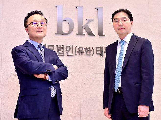 Bae, Kim & Lee managing partners Sky Yang (left) and Choi Seung-jin pose for a photo during an interview at the firm’s headquarters in central Seoul. (Park Hyun-koo/The Korea Herald)