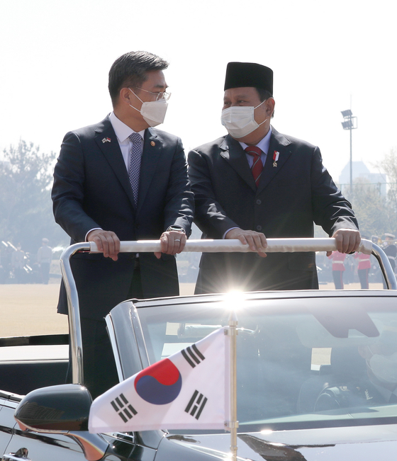Defense Minister Suh Wook, left, and his Indonesian counterpart Prabowo Subianto review troops at the Ministry of Defense in Yongsan, Seoul on Thursday. [NEWS1]