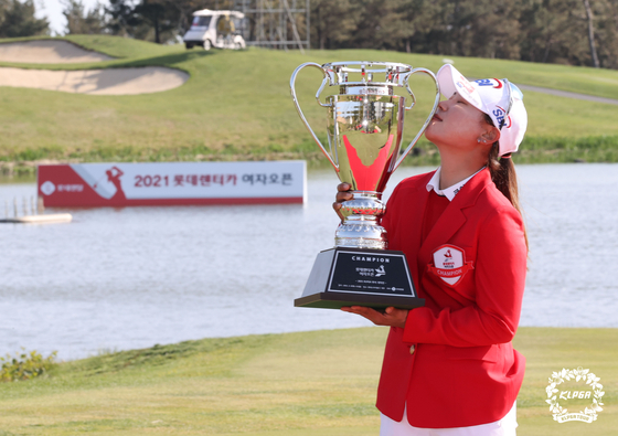 Lee So-mi kisses the trophy after claiming the win at the Lotte Rent-a-Car Ladies Open at Lotte Skyhill Country club on Jeju Island on Sunday. [KLPGA/YONHAP]