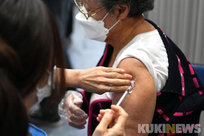 만 75세 이상 고령층에 대한 코로나19 백신 접종이 시작된 1일 서울 송파구 거여동 송파체육문화회관에 마련된 예방접종센터에서 어르신이 화이자 백신을 접종 받고 있다. 2021.04.01 사진공동취재단