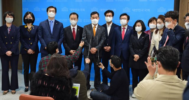 국민의힘 초선 의원들이 지난 8일 국회 소통관에서 기자회견을 마친 뒤 취재진의 질문에 답하고 있다. 연합뉴스