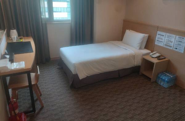 지난 1일 호텔 스카이파크 동대문1호점 객실 내부에 자가격리자용 침구와 생수 등이 준비돼 있다. 이 호텔은 지난해 4월부터 코로나19 음성 판정을 받은 해외 입국자의 자가격리시설로 활용되고 있다. 송경모 기자