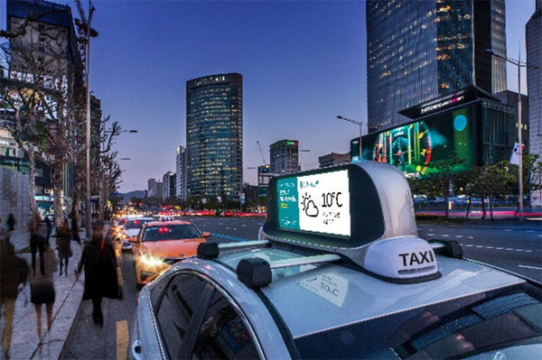 골목길 위험을 파악하는 모토브의 사물인터넷(IoT) 택시 광고판. [사진 제공 = 모토브]