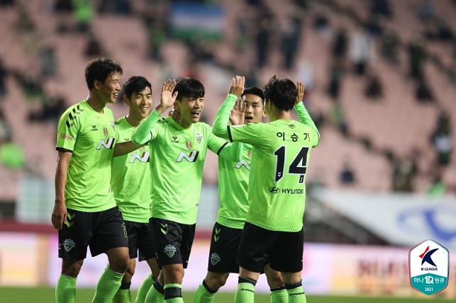 프로축구 K리그1 전북 현대의 한교원(가운데)이 11일 인천 유나이티드와의 경기에서 득점 후 기뻐하고 있다. 사진=한국프로축구연맹 제공