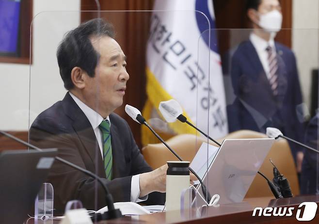(서울=뉴스1) 송원영 기자 = 정세균 국무총리가 9일 오전 서울 종로구 정부서울청사에서 열린 코로나19 대응 백신·치료제 상황점검회의에서 모두 발언을 하고 있다. 2021.4.9/뉴스1
