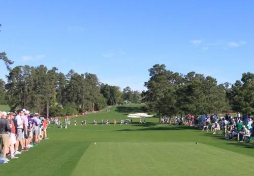 오거스타내셔널 8번 홀은 그린까지 쭉 오르막이다.