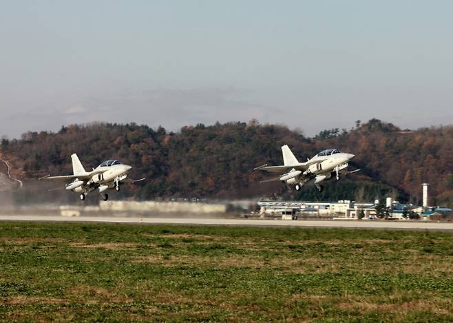 공군 FA-50 경전투기 편대가 훈련을 수행하기 위해 이륙하고 있다. 세계일보 자료사진