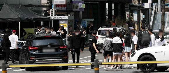 정부의 수도권 유흥시설에 대한 집합금지 조치를 하루 앞둔 11일 서울 강남의 한 클럽 앞이 이른 아침부터 입장해 정오 무렵까지 클럽을 이용한 젊은층들과 차량으로 북새통을 이루고 있다. 뉴스1