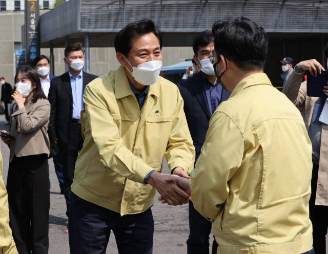 오세훈 서울시장이 10일 오전 서울역 광장에 설치된 중구 임시선별검사소를 방문해 관계자들과 인사하고 있다. /연합뉴스