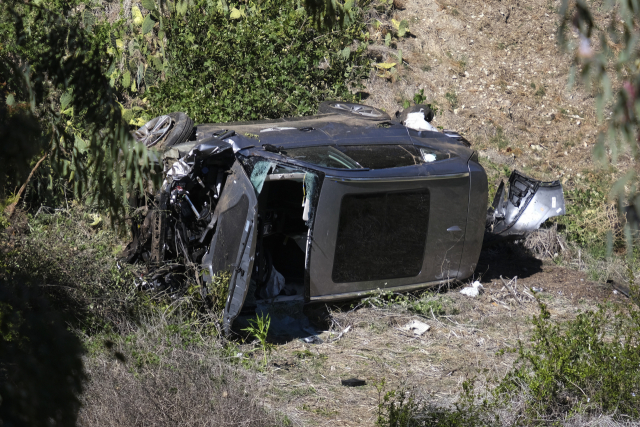 미국의 '골프 황제' 타이거 우즈의 차량이 지난 2월 23일(현지시간) 캘리포니아주 로스앤젤레스(LA) 카운티에서 전복되는 사고가 발생한 후 차량이 크게 훼손된 채 도로 옆 산비탈에 쓰러져 있다./AP연합뉴스