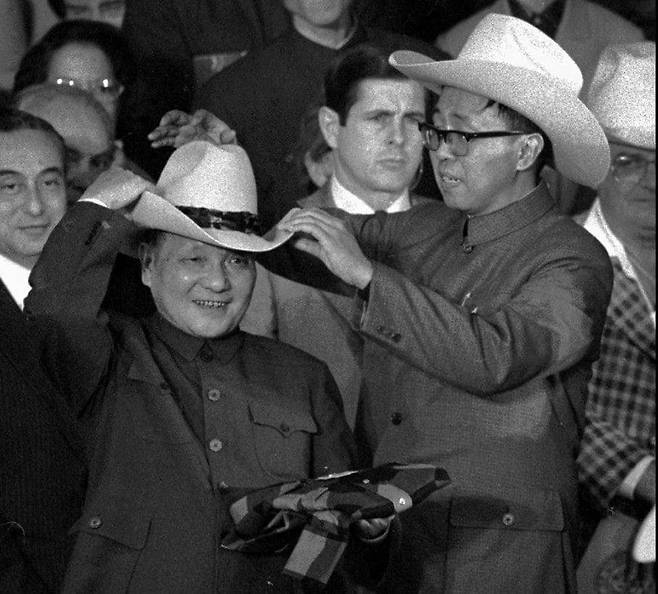 1979년 텍사스주 휴스턴에서 로데오 경기를 본 뒤 카우보이 모자를 써 보는 덩샤오핑-신화통신 갈무리