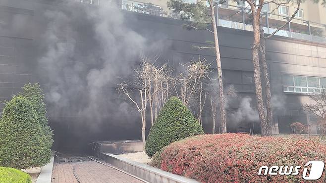 경기 남양주시 도농동의 한 주상복합건물에서 불이나 건물 외벽이 검게 그을려 있다. (경기도소방재난본부 제공) 2021.4.11/뉴스1