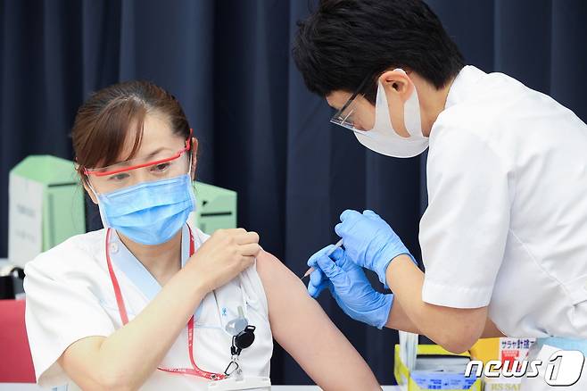 일본 도쿄에서 코로나19 백신 접종이 이뤄지고 있다. <자료사진> © 로이터=뉴스1