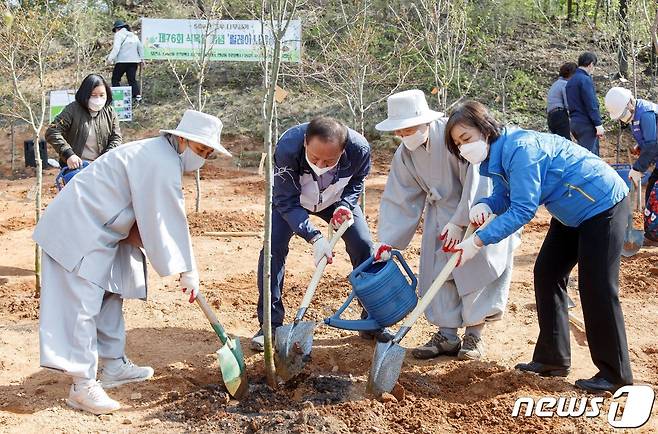 유동균 마포구청장이 9일 성미산에서 구민들과 함께 나무를 심고 있다.(마포구 제공)© 뉴스1